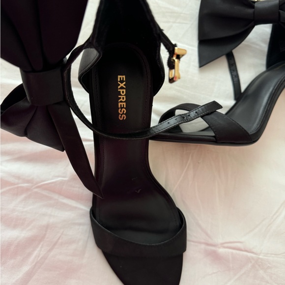 Bow heels - Picture 2 of 2